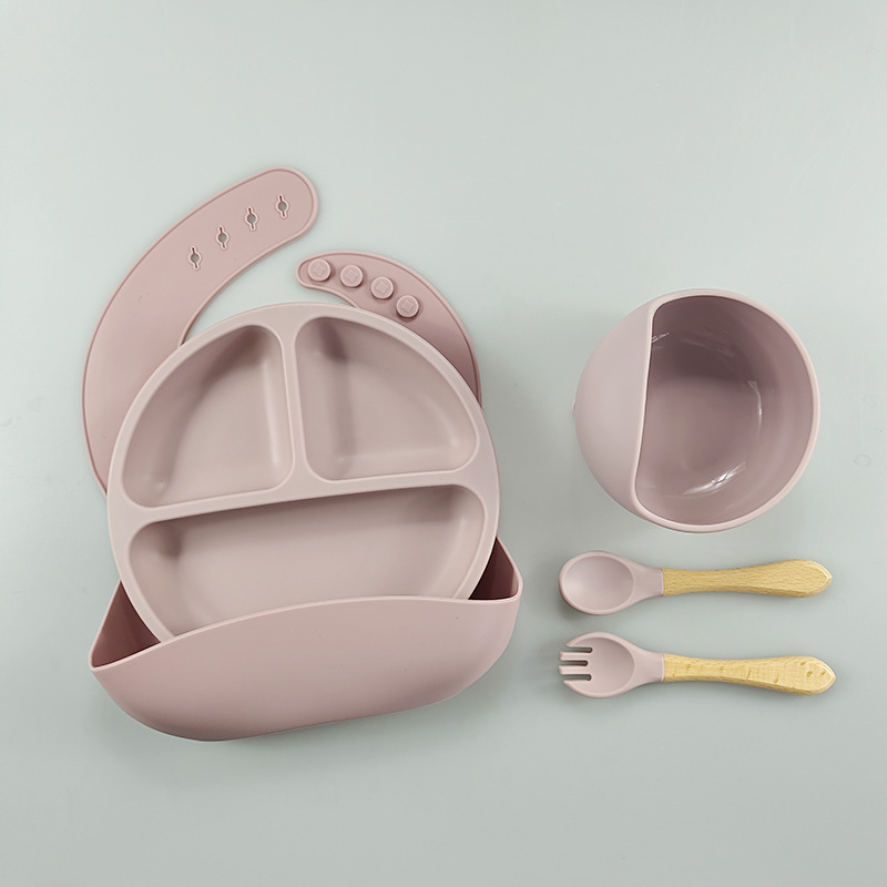 2022 vente chaude 5 pièces ensemble de vaisselle en silicone avec assiette bol tasse cuillère fourchette bavoir pour tout-petits