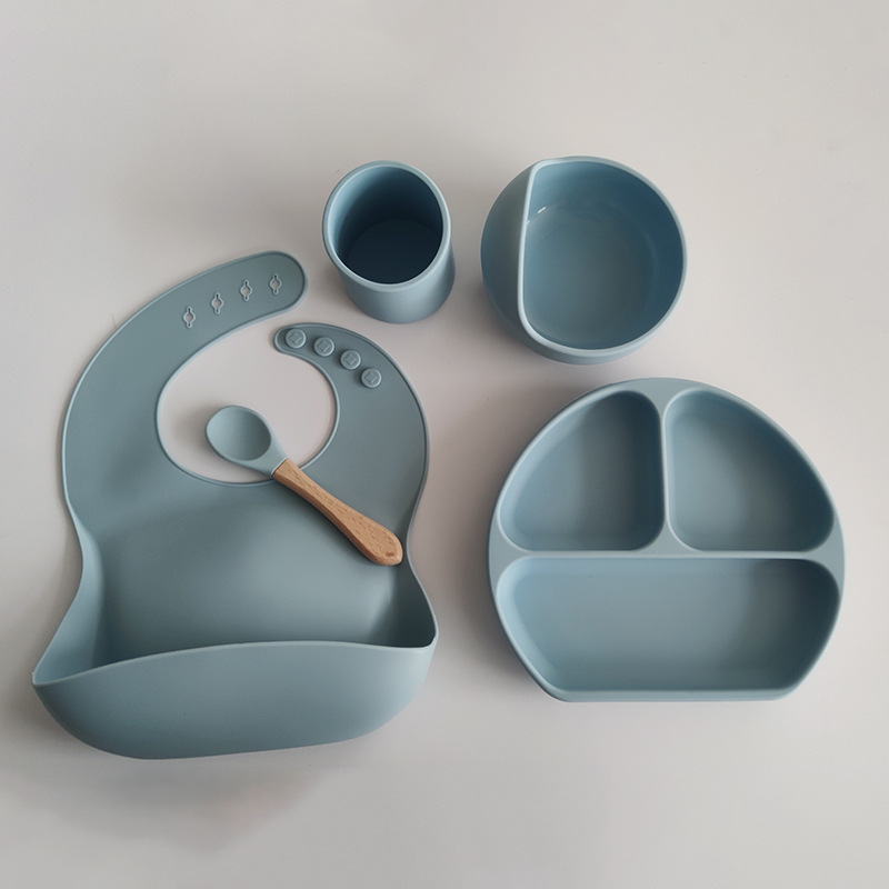Set di stoviglie in silicone alimentare al 100% di alta sicurezza di nuovo design con piatto cucchiaio bavaglino tazza per bambi